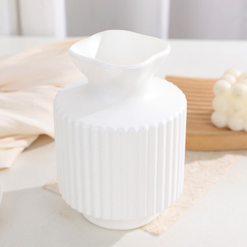 European-Style Minimalist Ceramic-Look Plastic Vase for Small Fresh Flower Arrangements