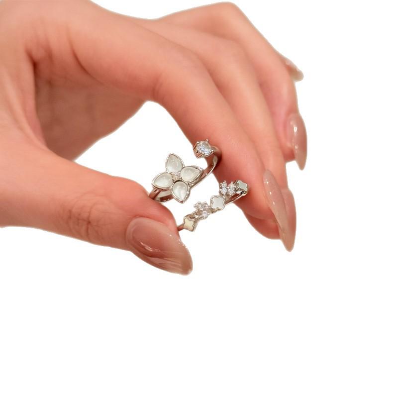 Zircon Four-Leaf Clover Open Ring for Women: Fashionable and Versatile Everyday Index Finger Accessory.