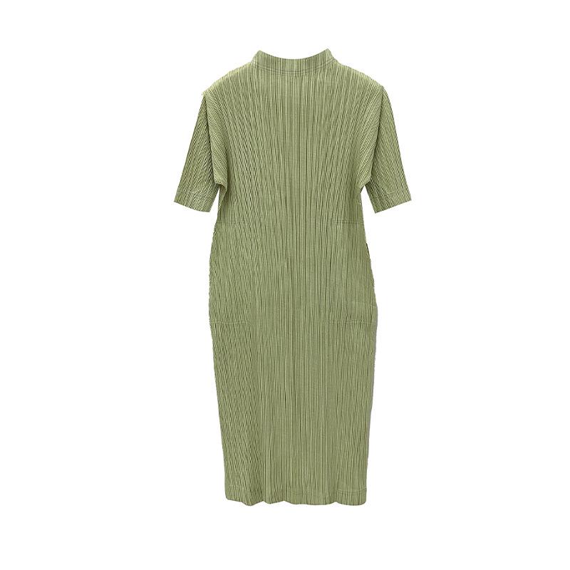 Ruched Mid-Sleeve Solid Color Dress: Spring 2026, Simple Design, Half-High Collar, Slimming Fit