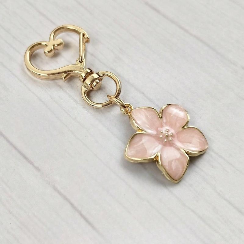 1 Stück Metall Schlüsselanhänger in Sakura-Blütenform mit leichtem, fließendem Sakura-Design und ID-Anhänger, geeignet für Taschen, Autos, Paare und als Weihnachtsgeschenk, Geldbörse