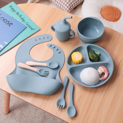 Color Kids 8-teiliges Silikon-Baby-Fütterset mit Schüssel, Saugplatte, BPA-frei, wasserdichtem Lätzchen, Löffel, Gabel, Kleinkind-Trainingsbesteck