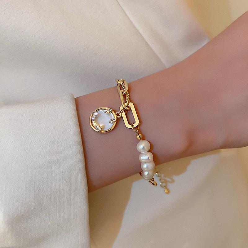 High-End Freshwater Pearl & Shell Bracelet for Women - Trendy Niche Design, Perfect for Besties & Students.