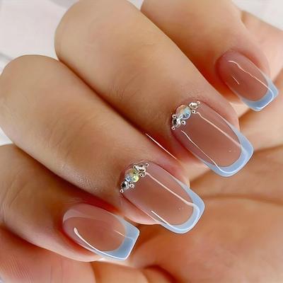 24 יחידות פינק לחיצה על ציפורניים ציפורניים מלאכותיות מרובעות צרפתיות כיסוי מלא ציפורניים מזויפות אקריליק עם קצה כחול ועיצוב אבני חן מלאכותיות