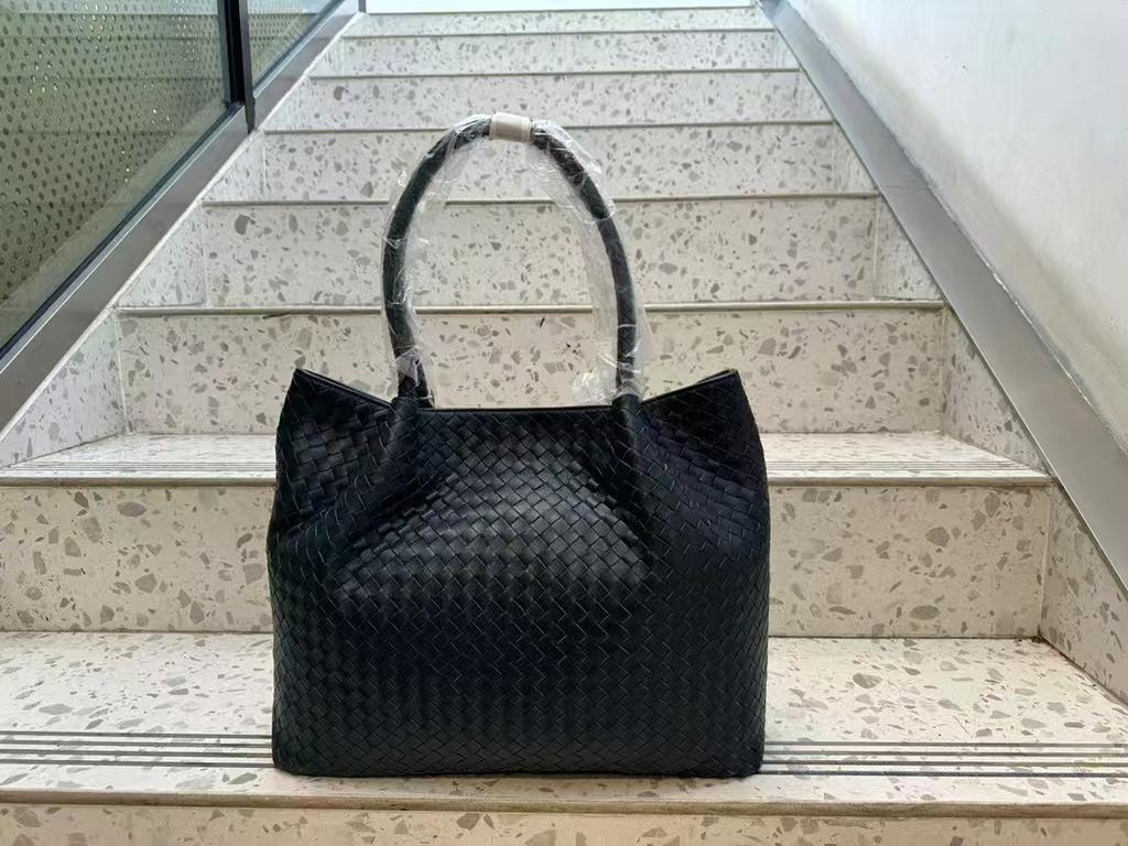 New women's bags, genuine leather women's bags, trendy shoulder bags, hand-woven shoulder handheld mother and child bags.