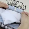 Maßstab 1/12 Miniatur Doppelbett Eisenbett mit abnehmbarer Bettwäsche Puppenhaus Modell Szenenrequisiten Bastelprojekt Dekoration