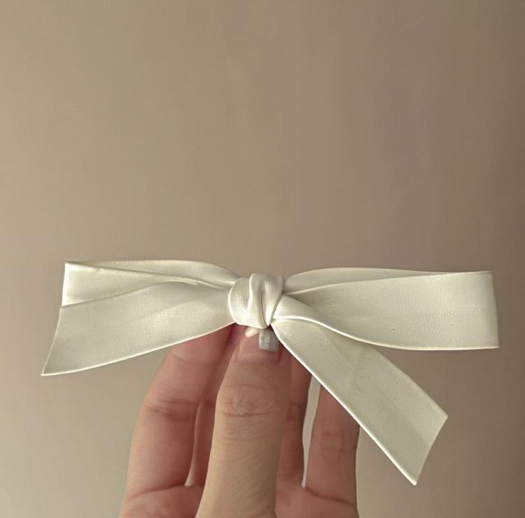 Cream Bow French Leather Hair Clip - Chic & Stylish, High-End Niche Design for Simple Bangs