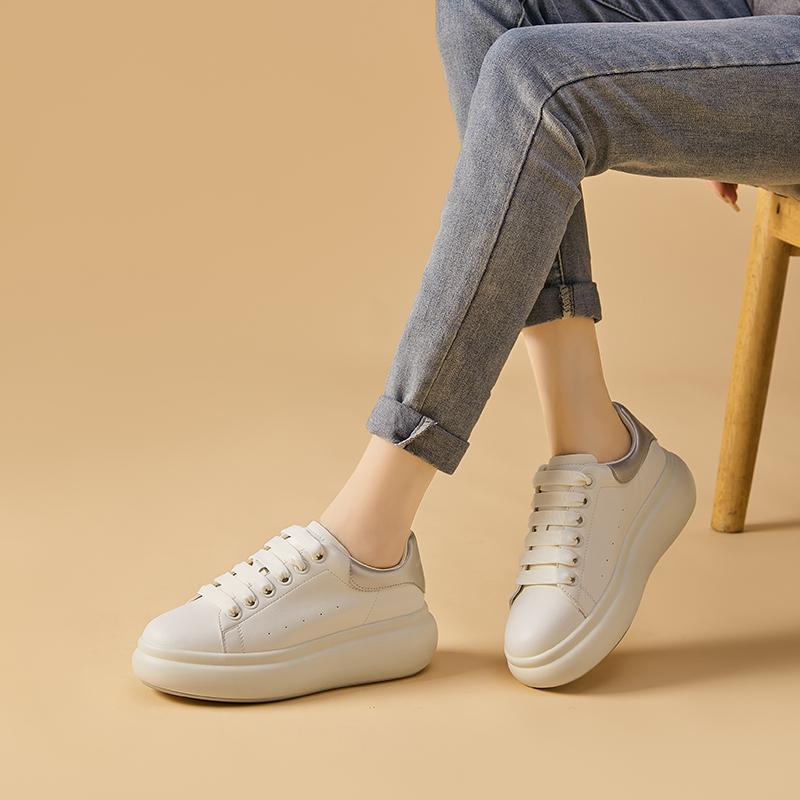 Glossy Heel Tab Sneakers Women Five Eyelet Platform Round Toe Slanted Vent Marks Thick Pale Shoes