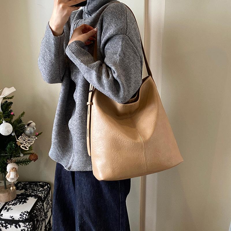 Fashion and leisure large-capacity commuter tote bag women's 2025 winter new simple underarm bag premium shoulder bag
