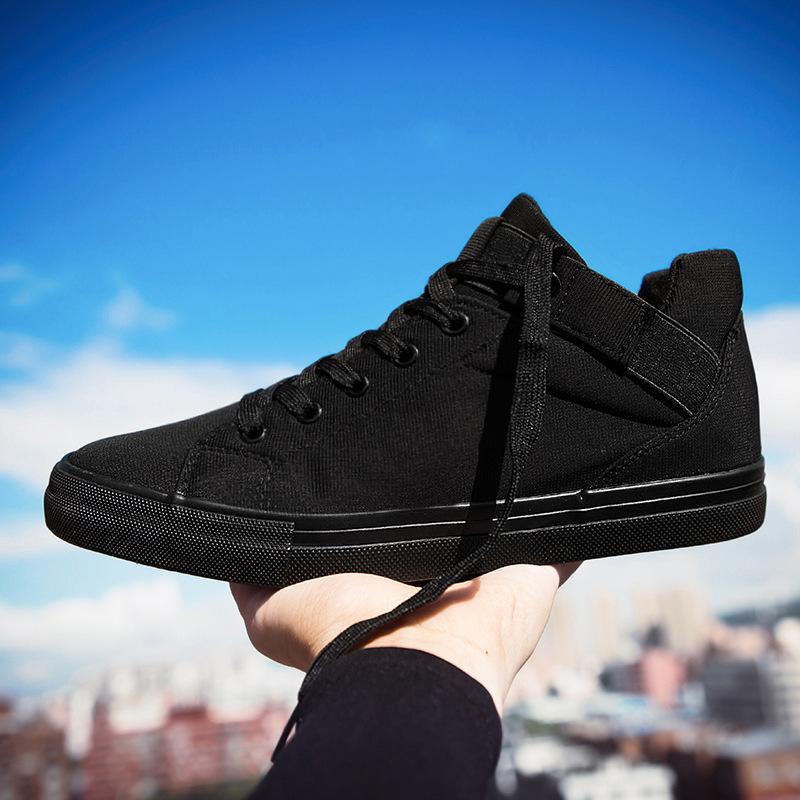 Men's Trendy All-Black Canvas Sneakers for Summer, Work, and Skateboarding.