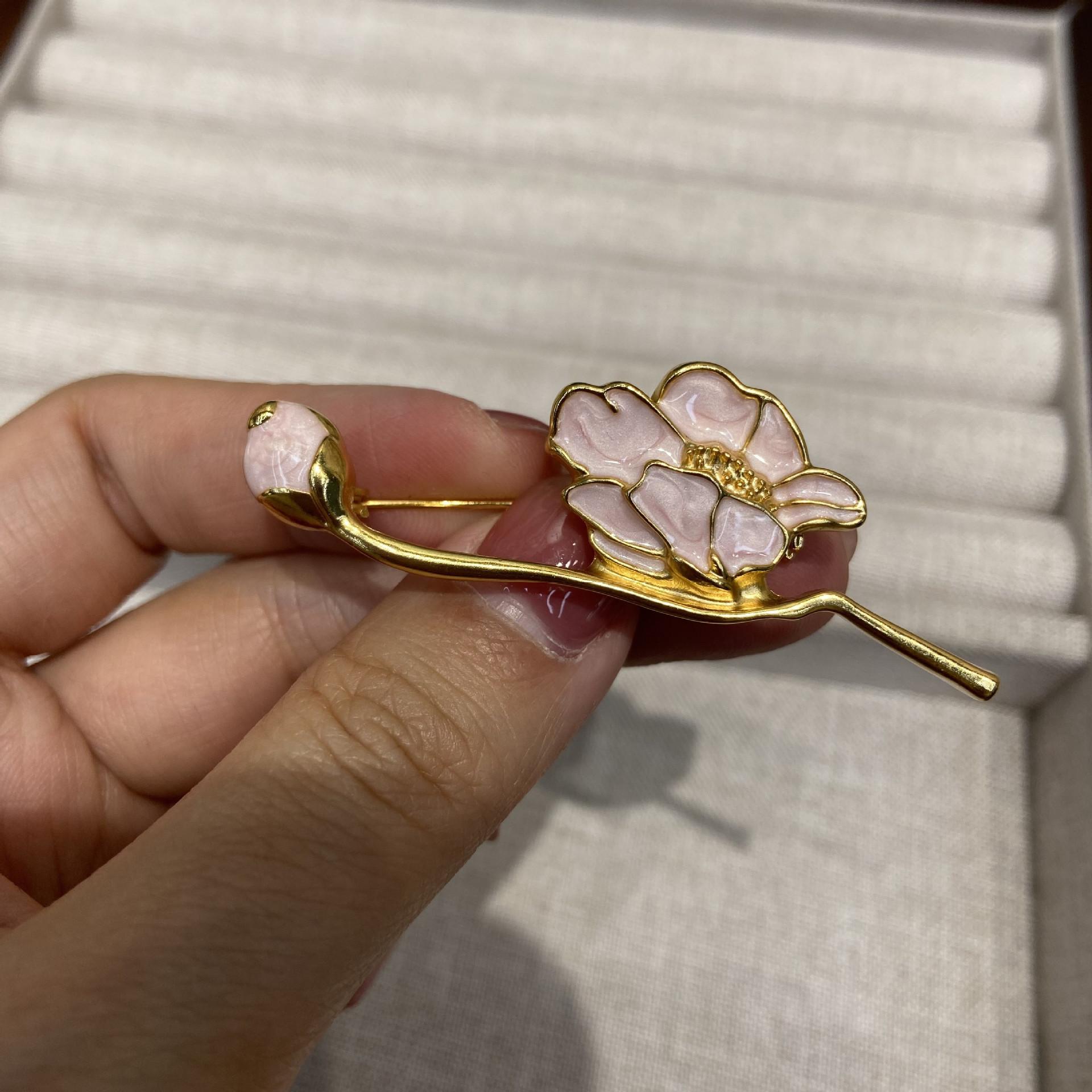 

Брошь Lotus Pond Moonlight Medium с эмалевым покрытием, высококачественная женская брошь-булавка в виде лотоса с аксессуарами