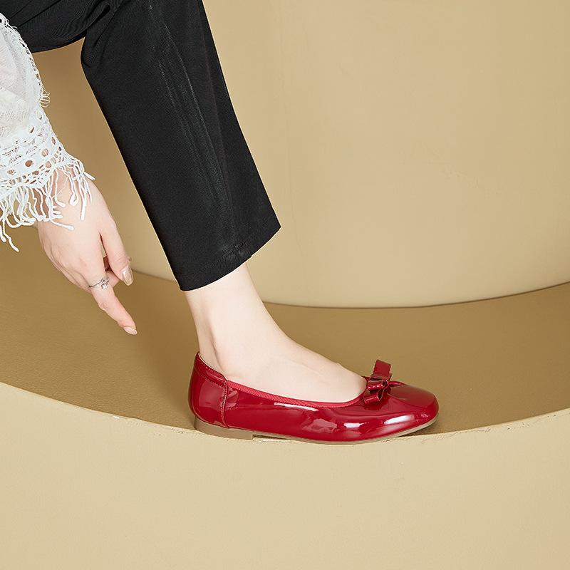 2025 Autumn New Leather Mother Shoes Women's Flat-soled Korean Version Casual Shoes Women's One-pedal Solid Color Light Mouth Doudou Shoes