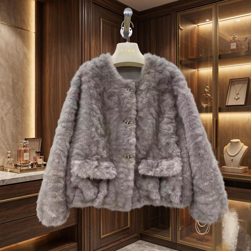 Direct supply of Xiaoxiangfeng flower fox imitation fur short loose plush pocket round neck fur integrated coat
