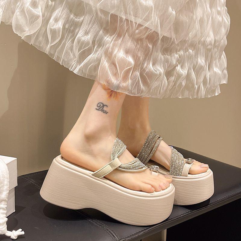 Fairy wind sandals wear 2025 summer new platform beach shoes cover toe muffin and women's rhinestone cold slippers