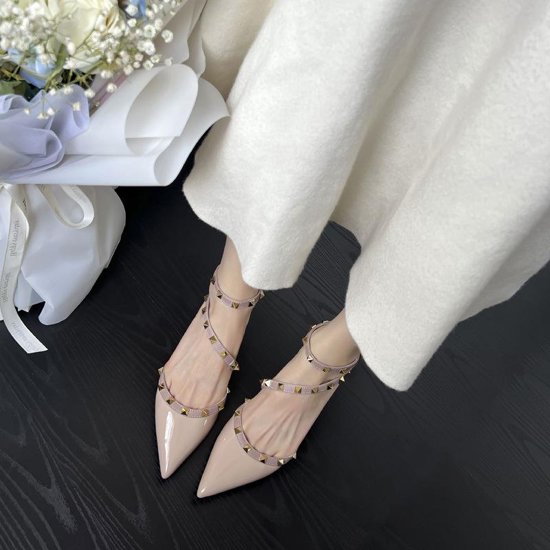 Schwarz-weiße spitze Nieten-High Heels Damen dicker Absatz Frühjahr 2025 neu halbe Tasche Kopf Wort mit Sandalen einzelne Schuhe Damen