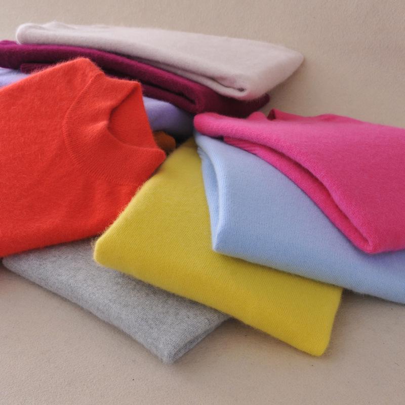 Stylowy sweter z dzianiny, dopasowany krój, wysoki dekolt, długi rękaw, krótki fason, kolekcja jesienna dla kobiet