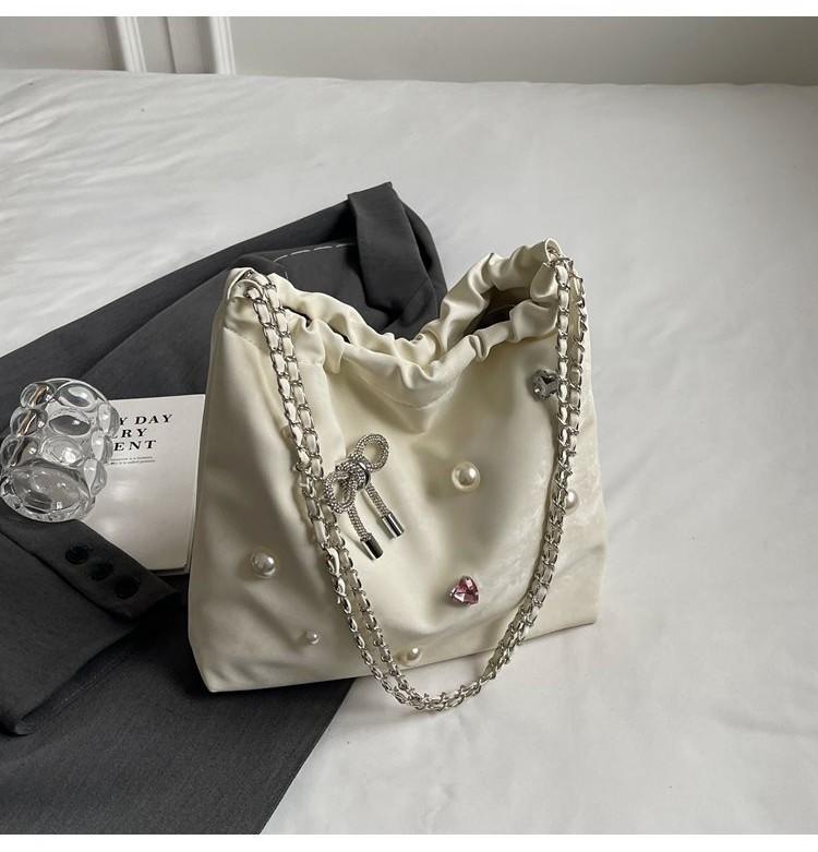 

Трендовая женская сумка-тоут большой вместимости с цепочным ремешком, стильным дизайном и универсальными цветами белый