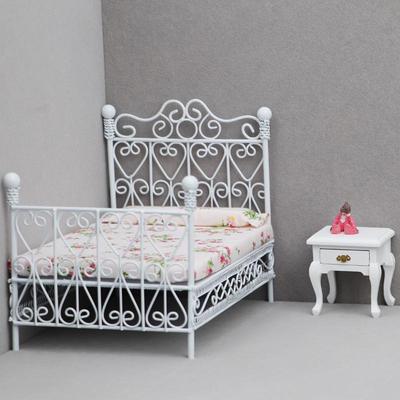 1:12 Puppenhaus Miniatur Schlafzimmermöbel: Taschenformatiges Doppelbett aus Schmiedeeisen