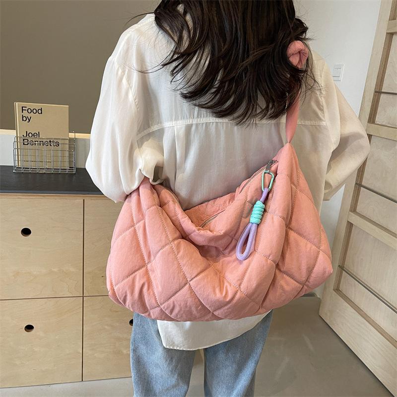 Rhombus large-capacity shoulder messenger bag casual handbag new underarm bag pleated tote bag