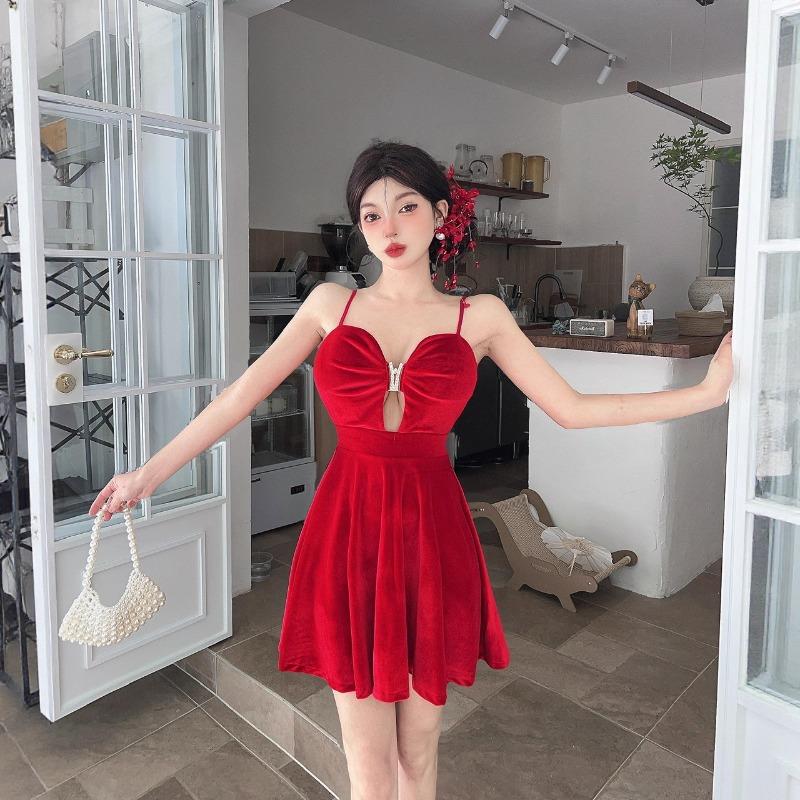 Low-cut golden velvet waist short large pendulum suspender dress, new chic temperament and thin women's clothing