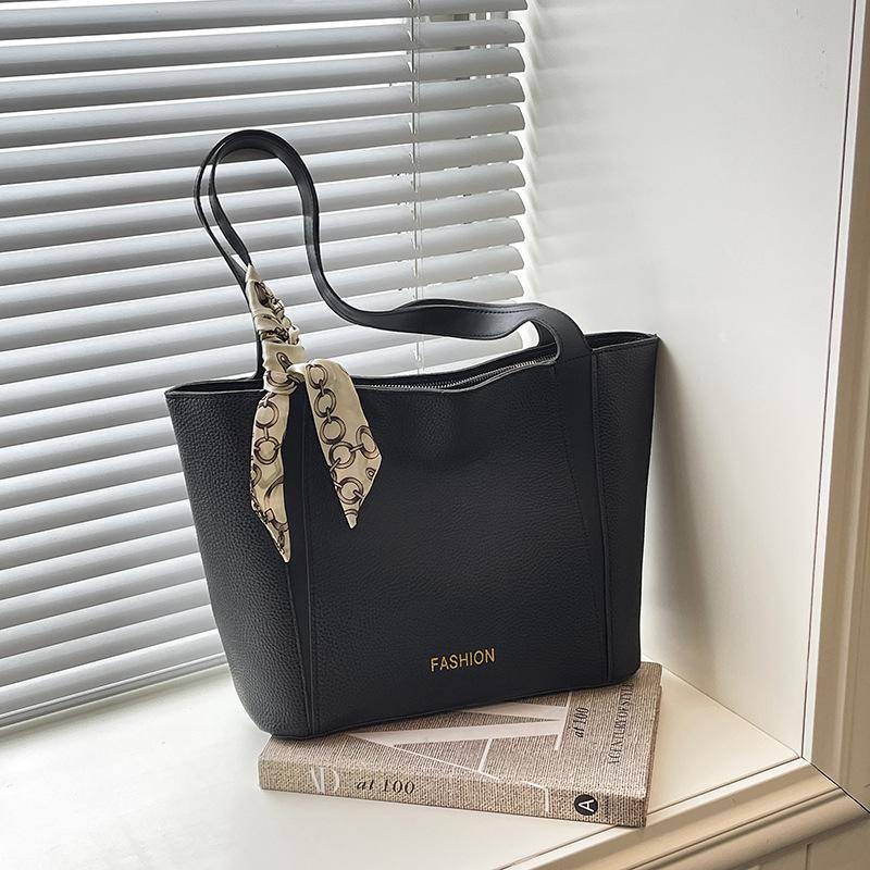 

Casual simple large-capacity bag women s new versatile fashion shoulder bag commuter tote bag чорний
