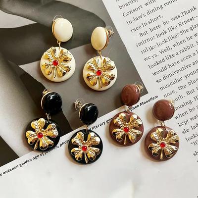 Silberne Nadel Goldene Blume Runder Anhänger Ohrringe Damenmode Persönlichkeitsdesign Ohrringe Premium Nischen-Ohrringe
