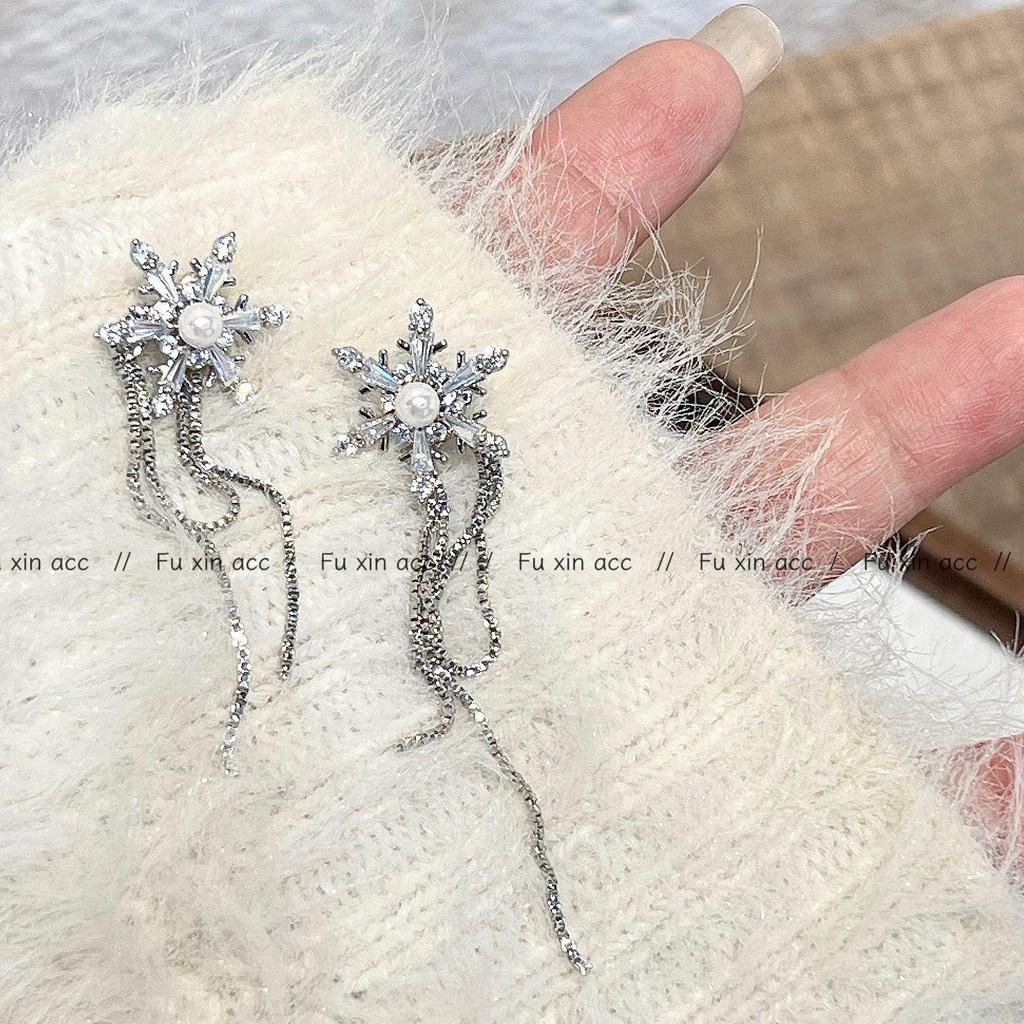 Ensemble Élégant Collier Pompon Flocon de Neige & Perle et Boucles d'Oreilles - Accessoires de Luxe pour Femmes 2024