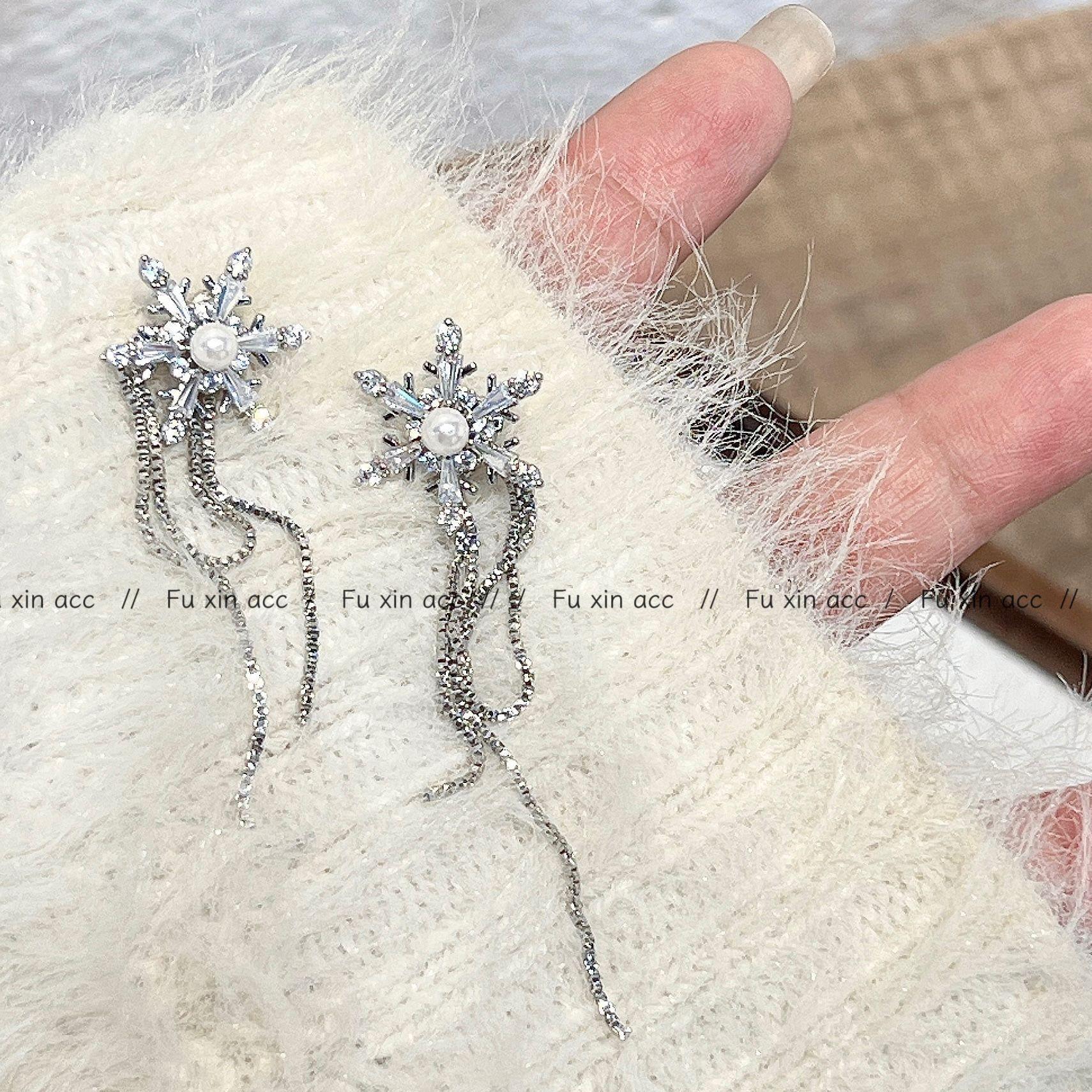 

Элегантный комплект из ожерелья и серег с кисточками в виде снежинок и жемчуга - роскошные женские аксессуары 2024 года