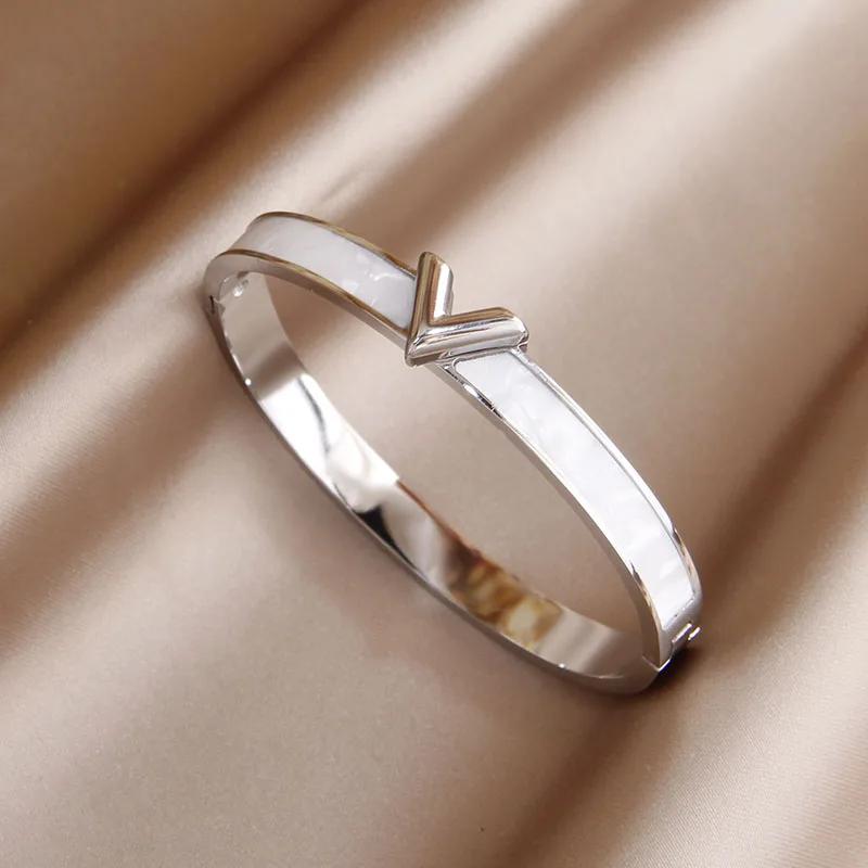 Classic Stainless Steel Letter V Charm Bracelet for Women Metal Flower Bracelets Rust-proof Wrist Jewelry Gift Party