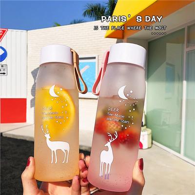 560ml Plastikwasserflasche Kreatives Hirschmuster Mattierte Wasserflasche mit Tragseil Outdoor-Trinkflasche Reise-Teetasse