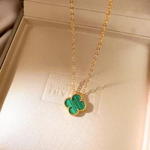 Doppelseitig tragbare Halskette aus Titanstahl mit vierblättrigem Kleeblatt, schlichte, leichte, luxuriöse, hochwertige Halskette mit Sinn für Accessoires für Damen