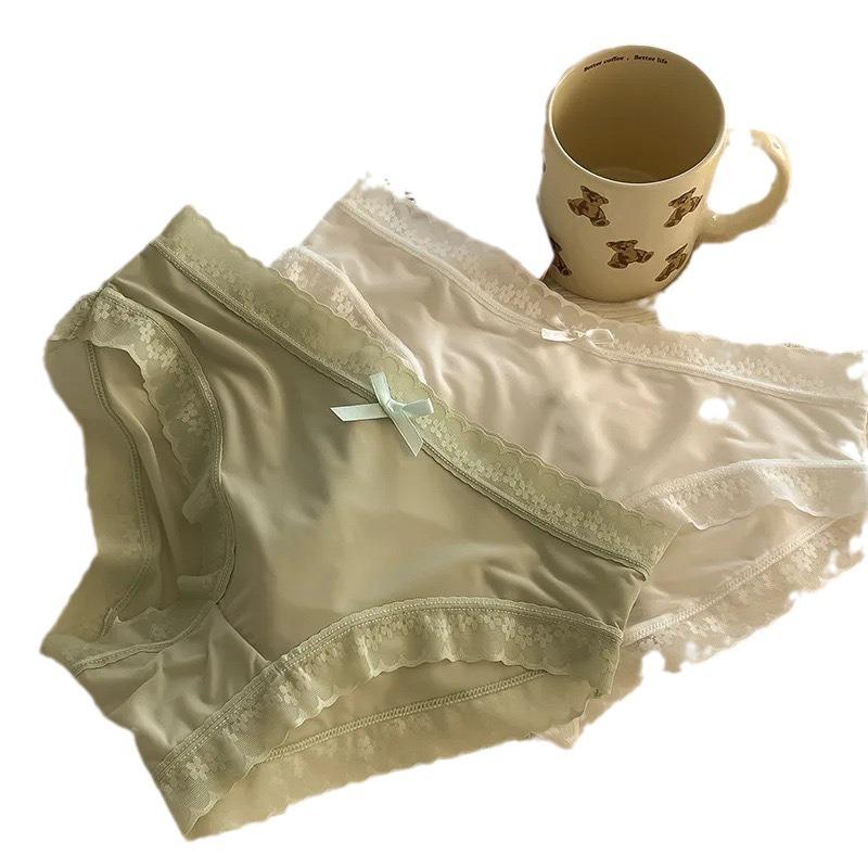 "Cream Girl" Rumpmaskbyxor: Trosor i is-silke med medelhög midja och snabbtorkande funktion, med spetskant för vår/sommar.