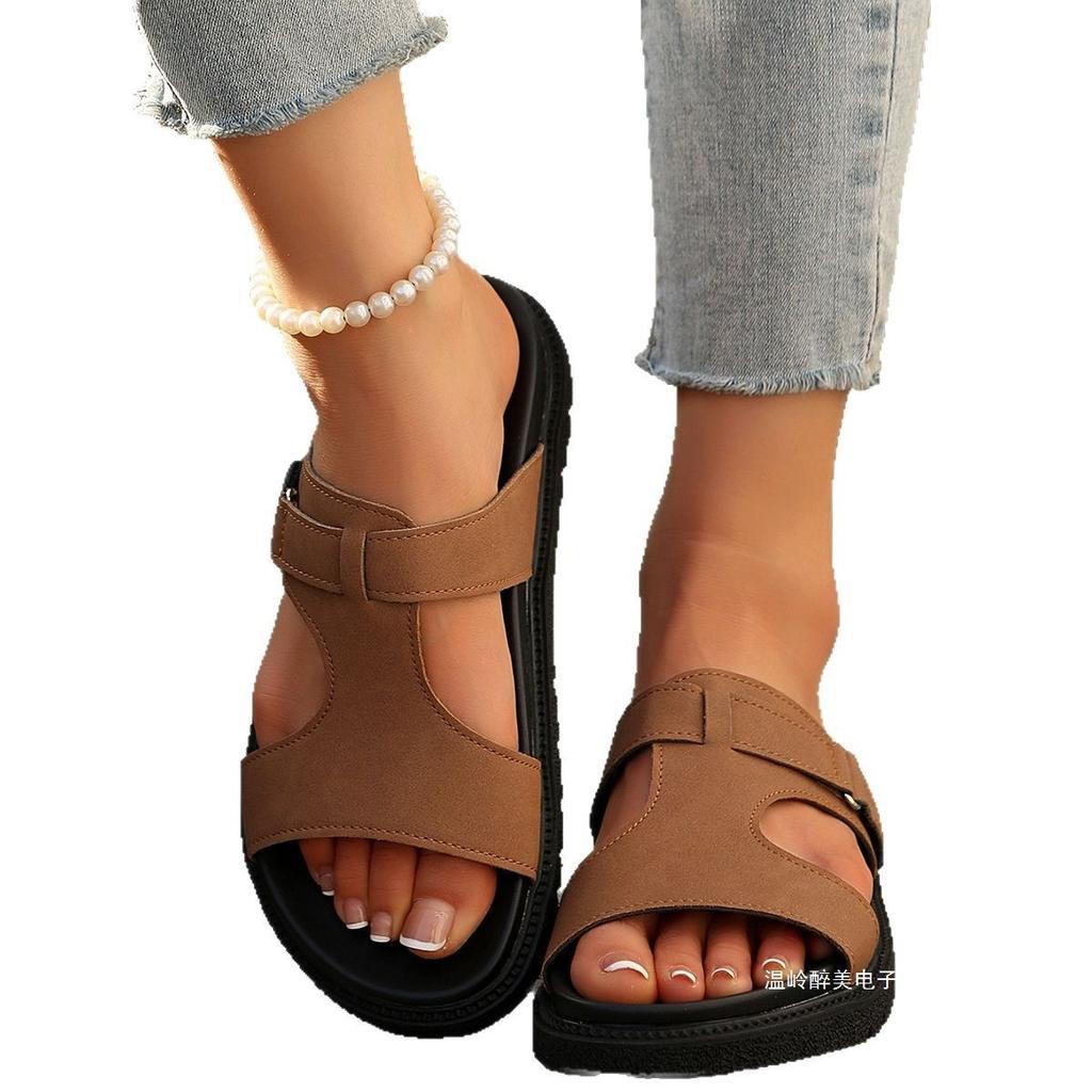Women Wear Vintage Shoes with Belt Buckles Exposed Toes Thick-soled Slippers and A Straight Line of Beach Flip-flops Over Them