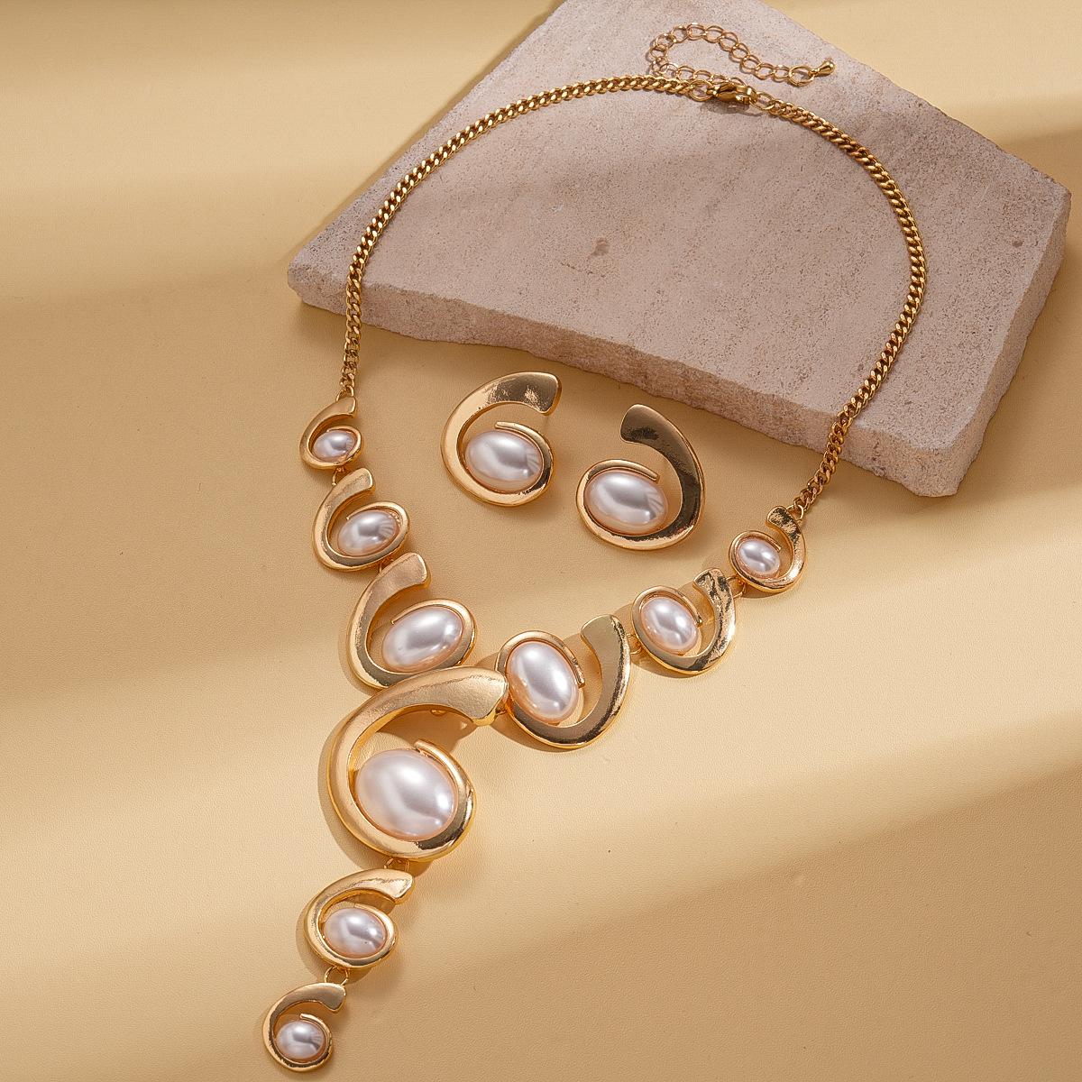 Two-piece set of metallic acrylic geometric oval stud earrings, a sexy necklace.