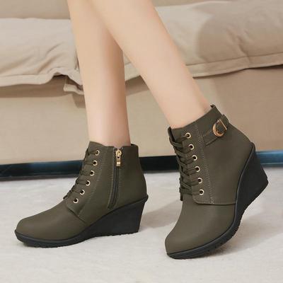 Große Keilstiefel für Damen mit Gürtelschnallendekor, Martin-Stiefel aus Wildleder mit seitlichem Reißverschluss, Neue Kollektion Herbst/Winter 2024