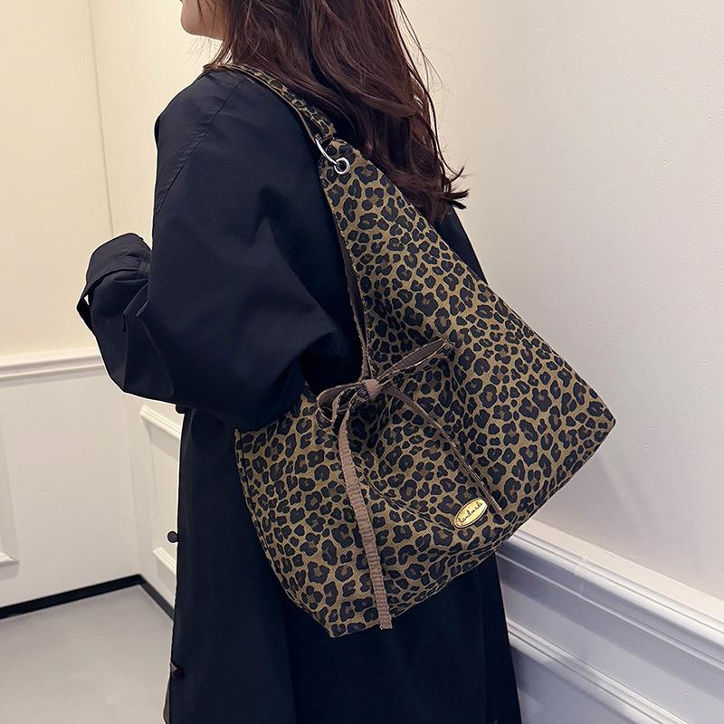 

Сумка-тоут большой вместимости с леопардовым принтом, женская, новая, 2025, повседневная, универсальная, на плечо, подмышку, модная сумка для поездок 35*9*38
