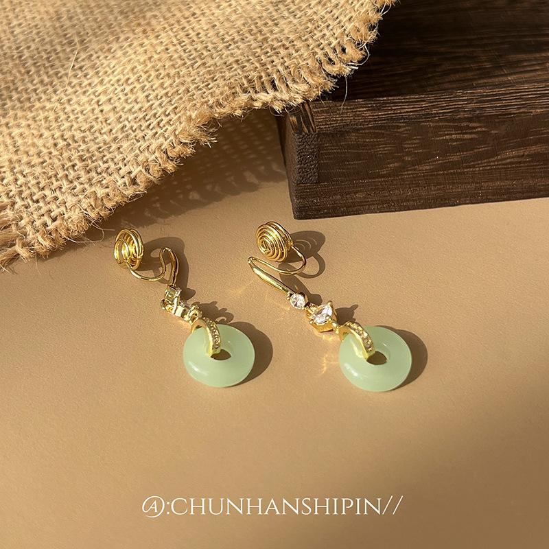

No pierced earrings~ Medieval style safety buckle earrings, jade niche design sense ins cold wind mosquito coil disc ear clips