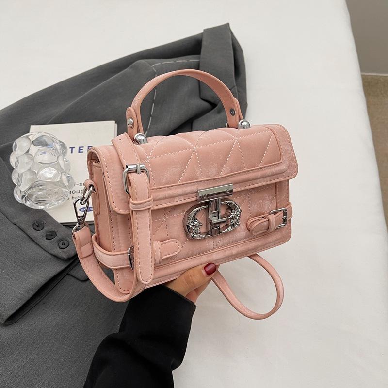 

Fashion single shoulder popular bag 2025 niche design autumn and winter new trend simple messenger commuter small square bag розовый