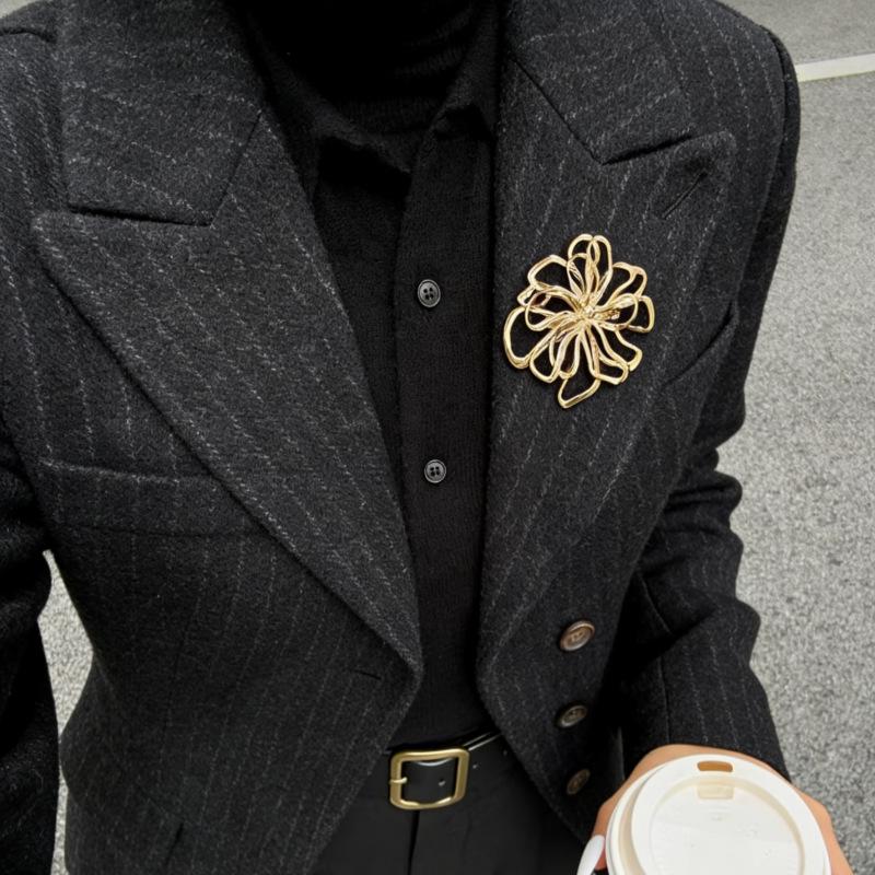 Elegante Broche de Flor Hueca para Mujer - Accesorio de Lujo Ligero para Uso Diario y Banquetes