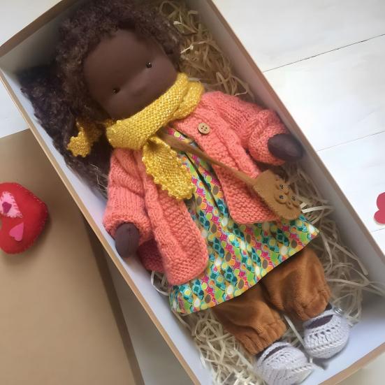 Păpușă Waldorf de 12 inchi, realizată manual, în rochie florală, cu pulover tricotat și eșarfă, cutie cadou pentru fete