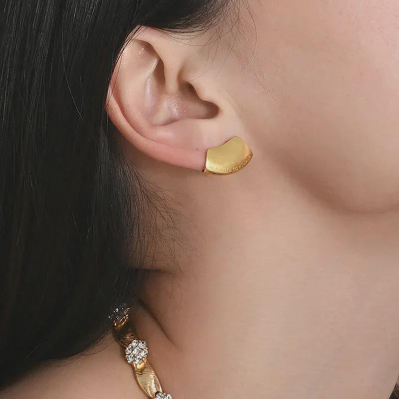 Premium Ohrringe aus gebürstetem Metall: Stil für einzigartige, modebewusste Frauen