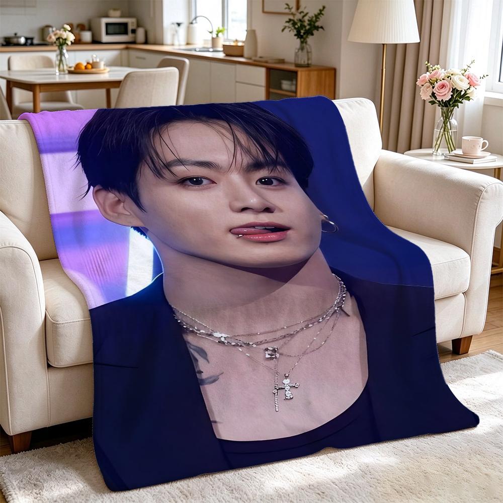 Moody Portrait Idol Pattern Blanket Machine Washable Fleece Blanket For Living Room Sofa Bedroom Bed Lightweight Home Decor Great Holiday Gift