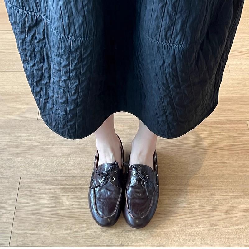 Spot Retro Damen Schnür-Leder-Slipper: Britischer Stil, runde Zehenpartie, flacher Absatz für vielseitige Herbst-/Frühlingskleidung.