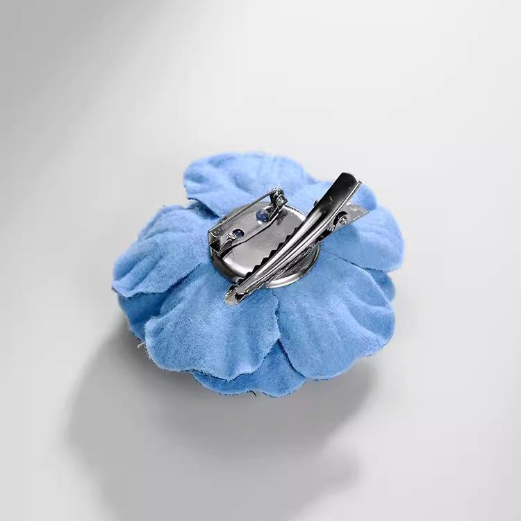 Retro denim fabric camellia brooch high-end three-dimensional white small fragrant brooch elegant accessories