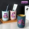 Kpop Buchstabe A-Z Zahnbürstenbecher Kunststoff Mundspülbecher Zahnbürstenhalter Zuhause Zahnbürstenbecher Trinkbecher Badezimmerzubehör