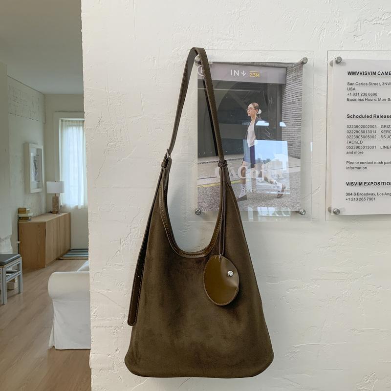 

Large-capacity bag women s new autumn and winter retro shoulder messenger mother and child bag commuter bucket bag оливковое зеленый