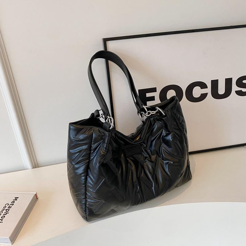 

Сумка для пуховика на осень 2024 года, большая вместимость, новый модный дизайн, повседневная сумка через плечо для поездок на работу, портативная женская сумка чёрный