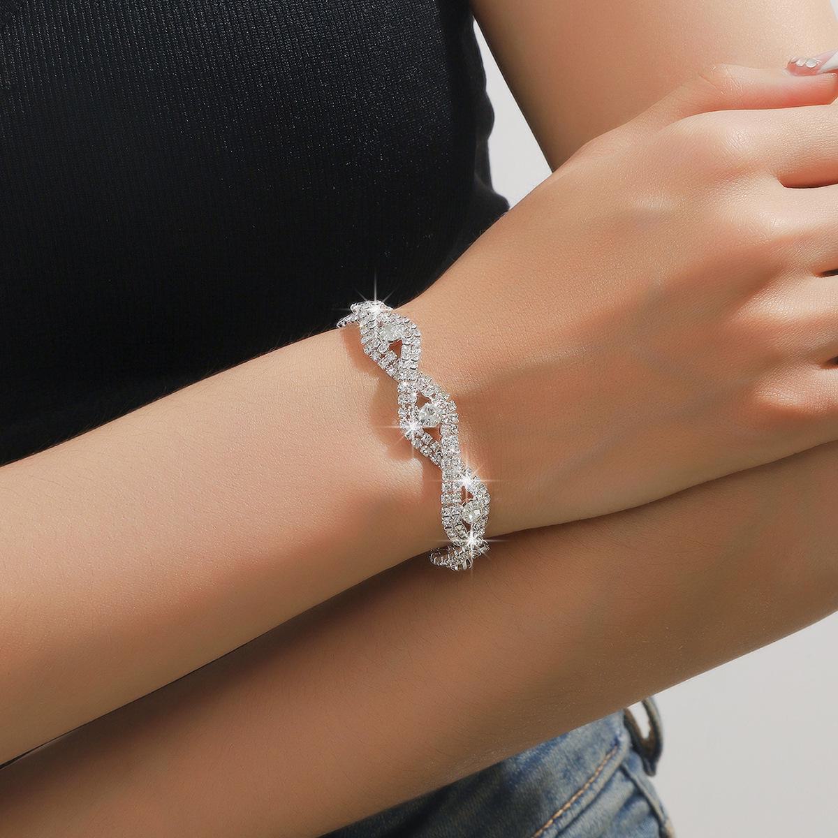 

Элегантный комплект из блестящих бриллиантовых ожерелий и серег в европейском и американском стиле - свадебные и праздничные аксессуары Bracelet