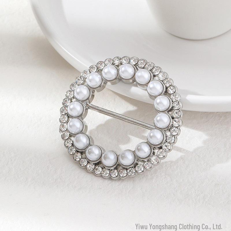 

Chic Knot Buckle: High-End Silk Scarf & T-Shirt Accessory