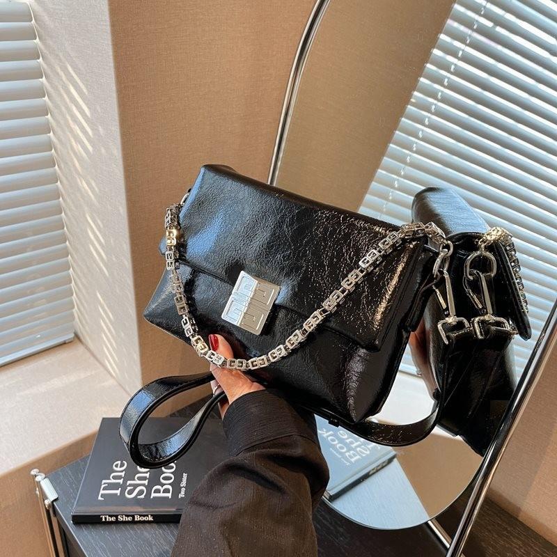 High-quality Silver Chain Crossbody Bag For Women Providing A Modern Touch And Soft Feel For Outfits