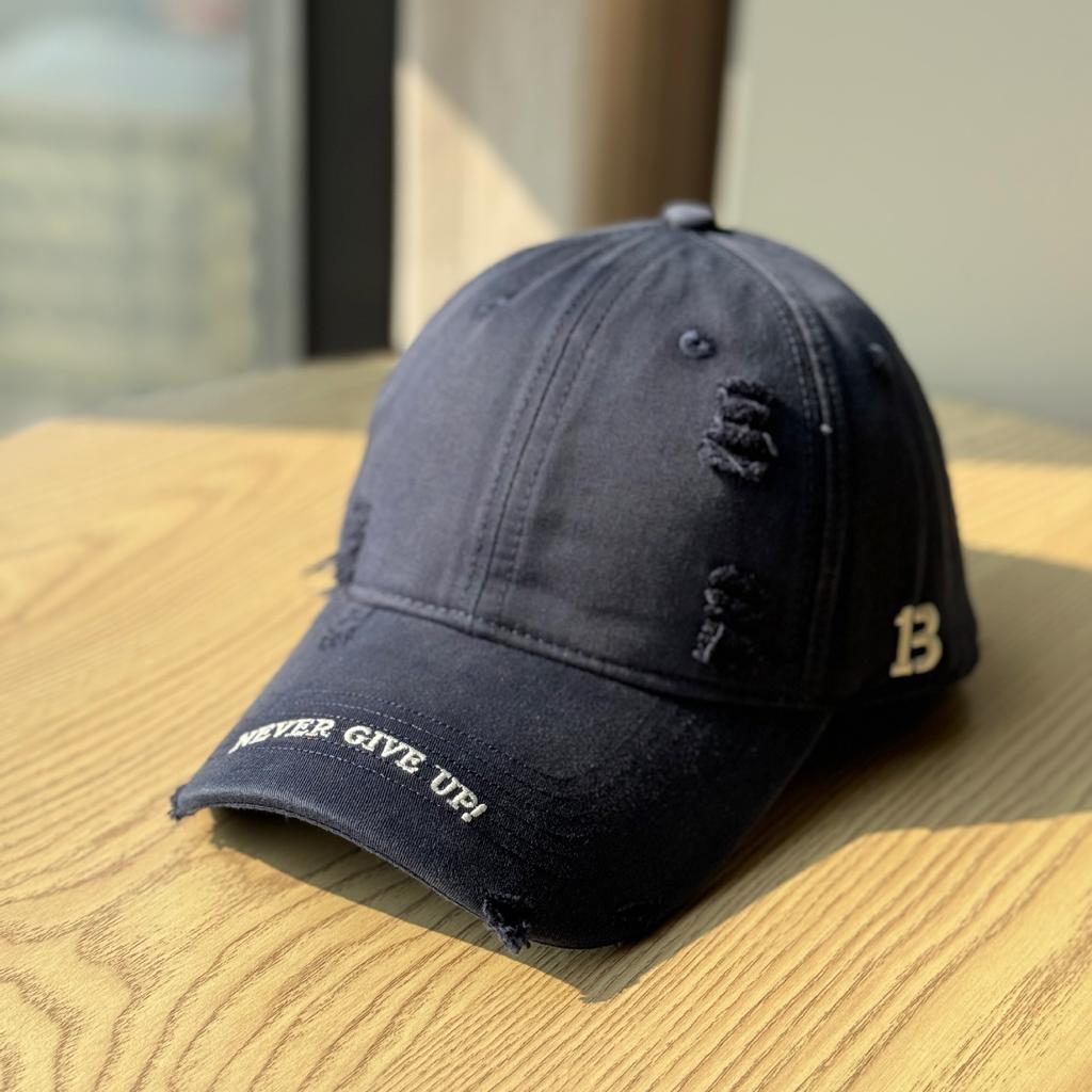 Korean-style personalized ripped baseball cap with frayed edges, super cool soft-top duckbill cap, fashionable casual trendy brand couple's baseball